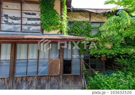温泉街の廃屋 温泉街の廃屋 103632520