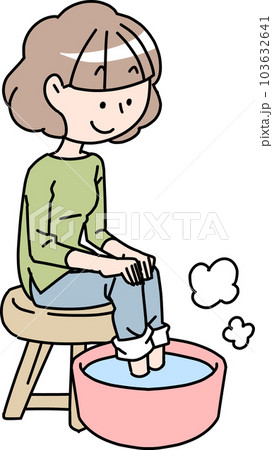 足湯する女性 103632641