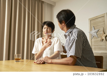 自宅で胸が痛む中年女性 103632892