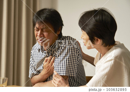 自宅で胸が痛む中年男性 103632893