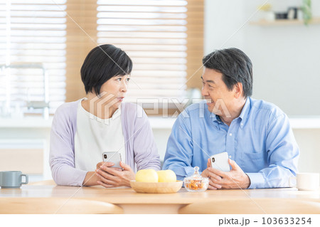 ミドル世代の夫婦　中高年の夫婦 103633254