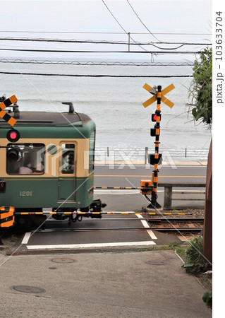 七里ヶ浜沿いを走る江ノ電電車(神奈川県鎌倉市腰越1丁目) 七里ヶ浜沿いを走る江ノ電電車(神奈川県鎌倉市腰越1丁目) 103633704