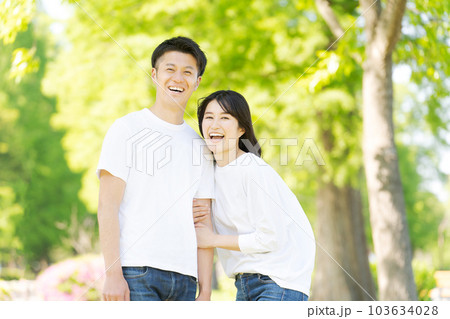 寄り添う若い男女の写真 寄り添う若い男女の写真 103634028