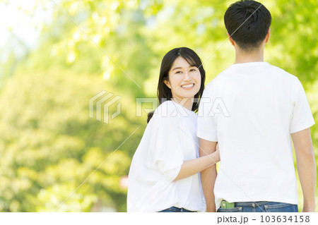 寄り添う若い男女の写真 寄り添う若い男女の写真 103634158