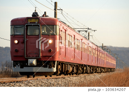 七尾線を走る415系800番台普通電車6両の写真素材 [103634207