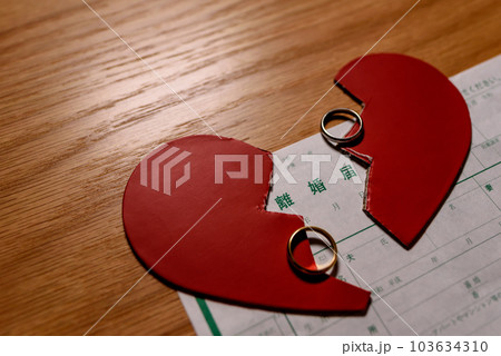 離婚届と結婚指輪と真っ二つに割れたハート　ハートブレイク 103634310