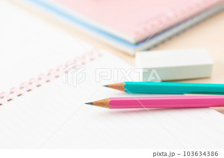 ノートと鉛筆（文房具） 103634386