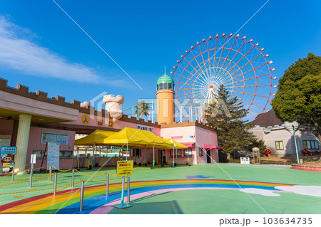 遊園地(グリーンランド)入園口へ向かう遊歩道と大観覧車風景「三井グリーンランド」 遊園地(グリーンランド)入園口へ向かう遊歩道と大観覧車風景「三井グリーンランド」 103634735