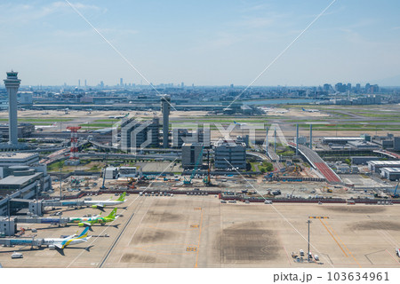 離陸直後の機窓からの羽田空港 離陸直後の機窓からの羽田空港 103634961