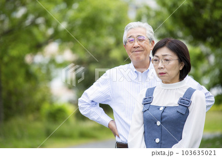 ご立腹の妻の機嫌を取るミドルの男性 日本人の夫婦 ご立腹の妻の機嫌を取るミドルの男性 日本人の夫婦 103635021