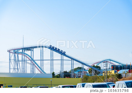 青空を背景に駐車場から観える遊園地(入園口)(アトラクション)全景風景「三井グリーンランド」 青空を背景に駐車場から観える遊園地(入園口)(アトラクション)全景風景「三井グリーンランド」 103635798