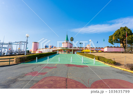 青空を背景に駐車場から観える遊園地(入園口)(アトラクション)全景風景「三井グリーンランド」 青空を背景に駐車場から観える遊園地(入園口)(アトラクション)全景風景「三井グリーンランド」 103635799