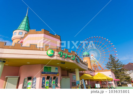 青空を背景に遊園地(入園口)と(アトラクション)大観覧車風景「三井グリーンランド」 青空を背景に遊園地(入園口)と(アトラクション)大観覧車風景「三井グリーンランド」 103635801