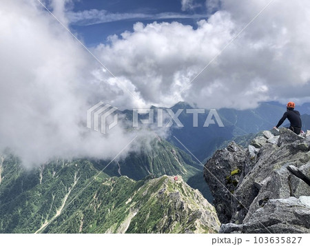 槍ヶ岳山頂からの景色を眺める登山者 103635827
