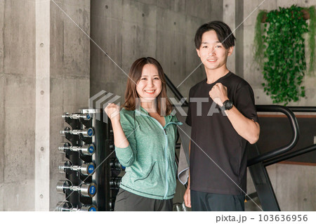 スポーツジムに通う男性と女性・カップル スポーツジムに通う男性と女性・カップル 103636956