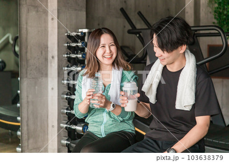 休憩・水分補給をするスポーツジムに通う男性と女性・カップル 103638379