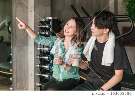 休憩・水分補給をするスポーツジムに通う男性と女性・カップル 103638380