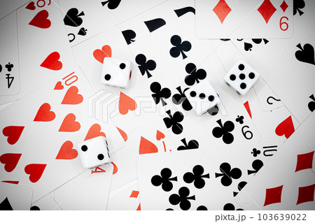 トランプカードとサイコロ 103639022