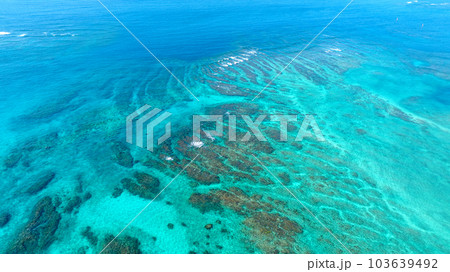 沖縄の海の空撮写真 沖縄の海の空撮写真 103639492