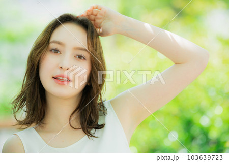 新緑　白いノースリーブの女性 103639723