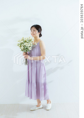 花束を持つ女性 花束を持つ女性 103639764