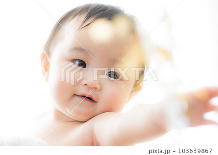 バスタオルに巻かれた赤ちゃん 103639867