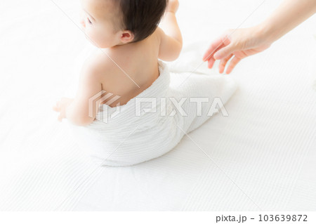バスタオルに巻かれた赤ちゃん 103639872