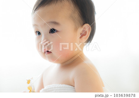 バスタオルに巻かれた赤ちゃん 103639878