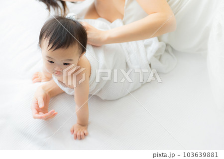 バスタオルに巻かれた赤ちゃん 103639881
