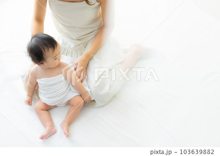バスタオルに巻かれた赤ちゃん 103639882