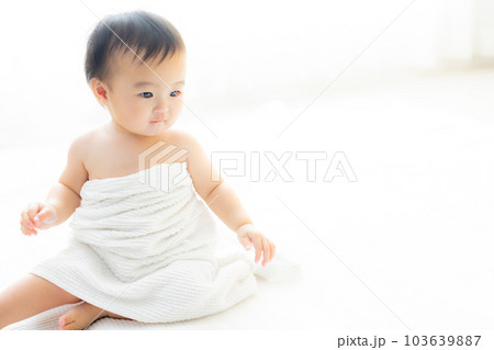 バスタオルに巻かれた赤ちゃん 103639887