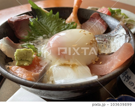 鮮度抜群の豊富な魚と温泉卵がぷるんぷるんの海鮮丼 103639899