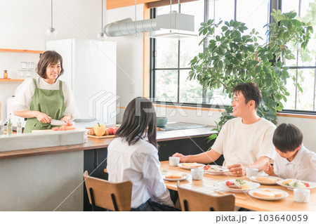 ダイニングで朝食をとる・朝ごはんを食べる家族・ファミリー ダイニングで朝食をとる・朝ごはんを食べる家族・ファミリー 103640059