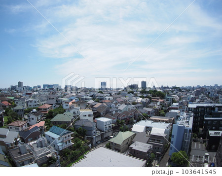 広がる都市、大田区山王の高台に広がる住宅街 103641545