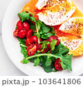 おしゃれな朝食映えるデトックス、ランニング後の朝食、朝活、エッグベネディクト 103641806