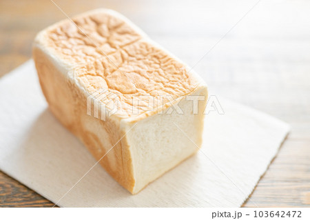 カットする前の食パン（一斤） 103642472
