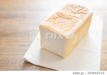 カットする前の食パン（一斤） 103642520