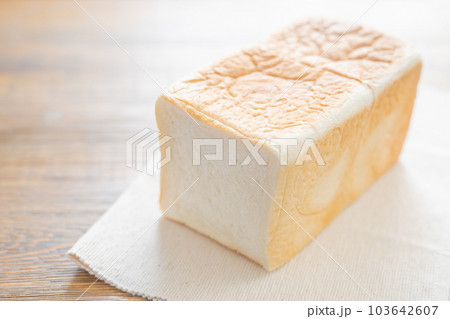 カットする前の食パン（一斤） 103642607