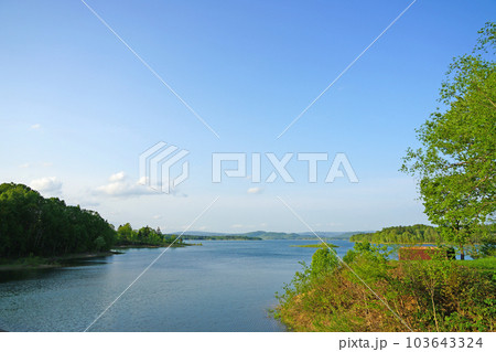 北海道幌加内町　朱鞠内湖　新緑の朱鞠内湖　 103643324