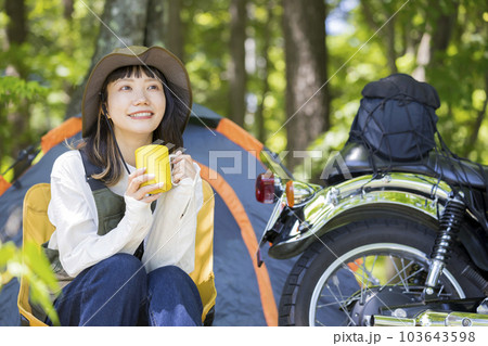 バイク女子チェアリングイメージ　キャンプ場でソロキャンをするバイク女子 103643598