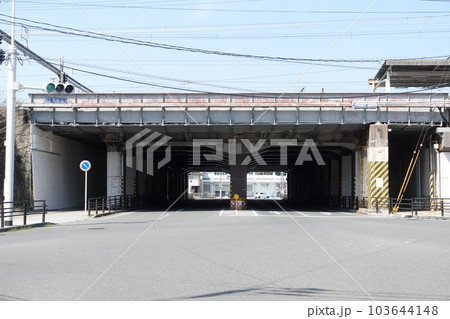 昔(昭和40年代半ばまで)はガード下飲み屋西華街　JR西日本 下関駅西 鉄道高架橋 103644148