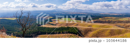 ドライブ途中に久住高原展望台から観える阿蘇・久住高原の絶景パノラマ風景(秋の季節) 103644186