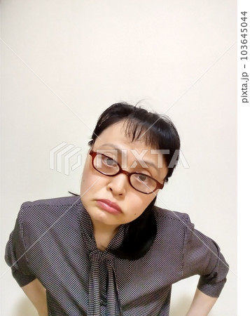 圧をかけてくるモンスターペアレント 103645044