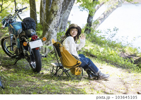 バイク女子チェアリングイメージ キャンプ場でソロキャンをするバイク女子 バイク女子チェアリングイメージ キャンプ場でソロキャンをするバイク女子 103645105