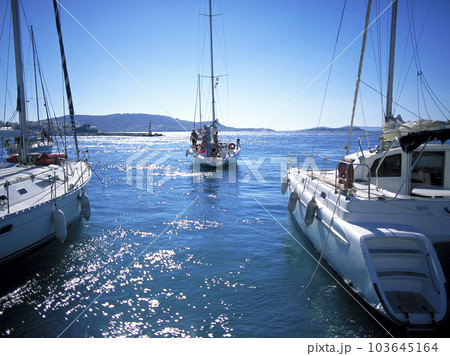 真っ青なエーゲ海 ミコノス湾に係留されたクルーザーヨット 103645164