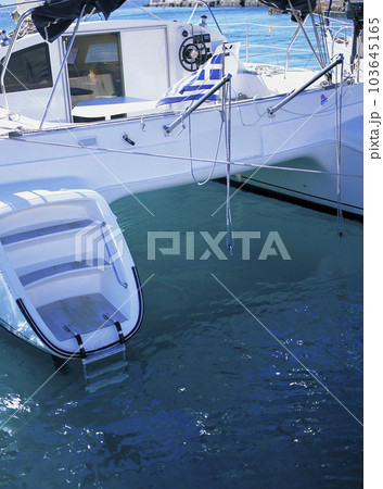 ミコノス湾に係留されたギリシャ船籍のクルーザーヨット 103645165