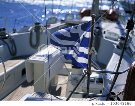 ミコノス湾に係留されたギリシャ船籍のクルーザーヨット 103645166