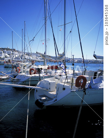 真っ青なエーゲ海 ミコノス湾に係留されたクルーザーヨット 103645168
