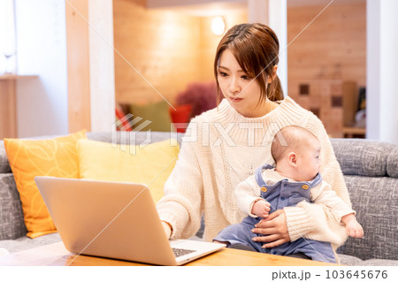 出産後に仕事する女性(リモートワーク・在宅勤務) 出産後に仕事する女性(リモートワーク・在宅勤務) 103645676