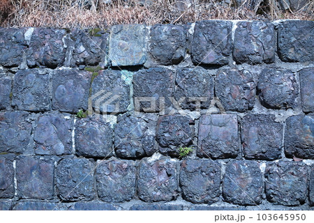 カラミレンガを利用した、生野銀山地区の石垣 カラミレンガを利用した、生野銀山地区の石垣 103645950